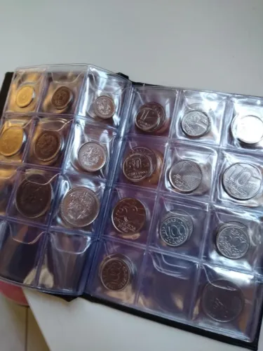 Álbum 120 Moedas C/ Aba Pequeno Pasta + Moedas Brasileiras (Usado)