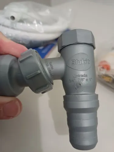 ADAPTADOR ARTICULADO 45° CINZA C/ RETENCAO P/ MAQUINA DE LAVAR ROUPA E LOUCA