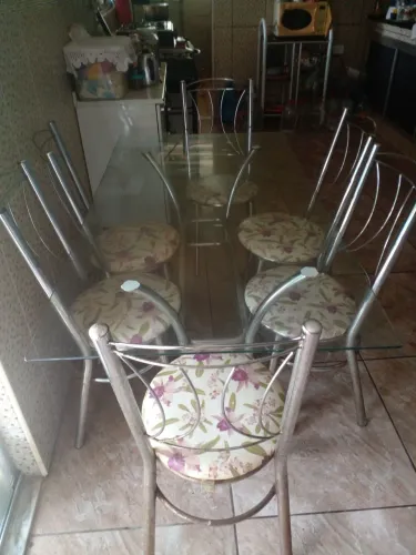Mesa de vidro com 06 cadeira assento almofadado