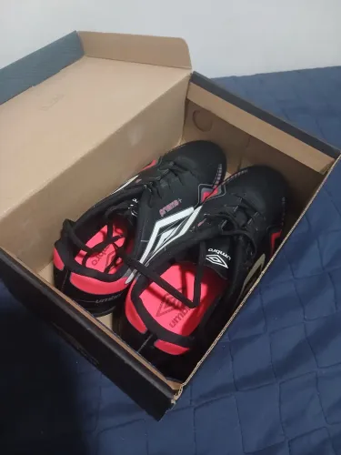 Chuteira society Umbro