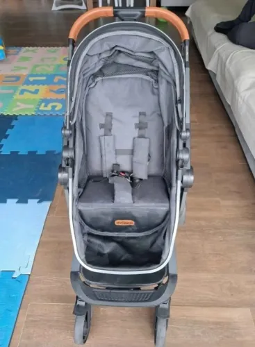 Carrinho de bebê importado 