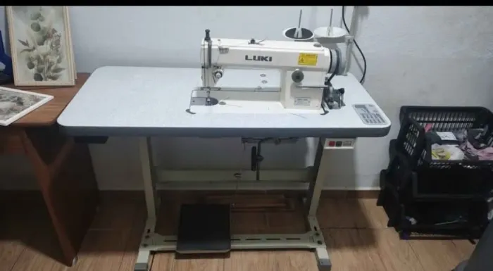 Máquina de costura reta industrial