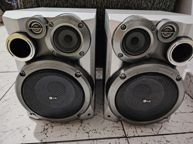 Par de caixas acústica LG.