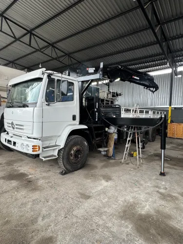 Caminhão Munck Mercedes-Benz