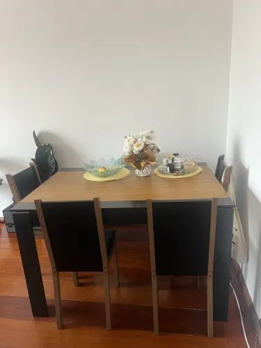 Mesa com 4 cadeiras e 1 banco 