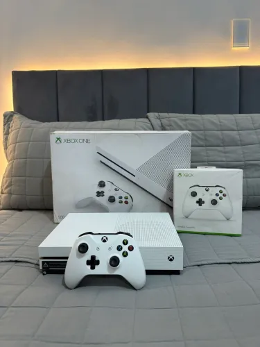 Xbox One S 1TB + 30 JOGOS e CAIXA - IMPECÁVEL