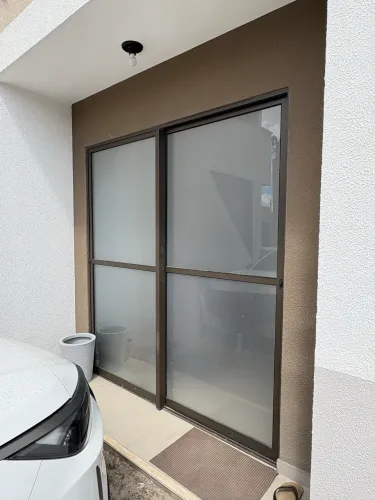 Porta de alumínio 2 folhas com película jateada