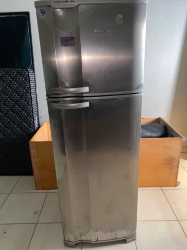 Geladeira Electrolux 2 portas funcionando normalmente.