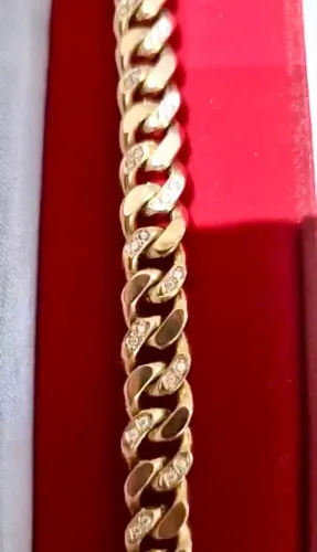 Pulseira em ouro maciço 18K, com 66,6g.