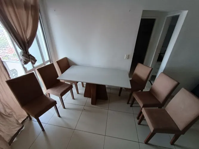 Mesa com acabamento em vidro 1,60m x 0,80m usada