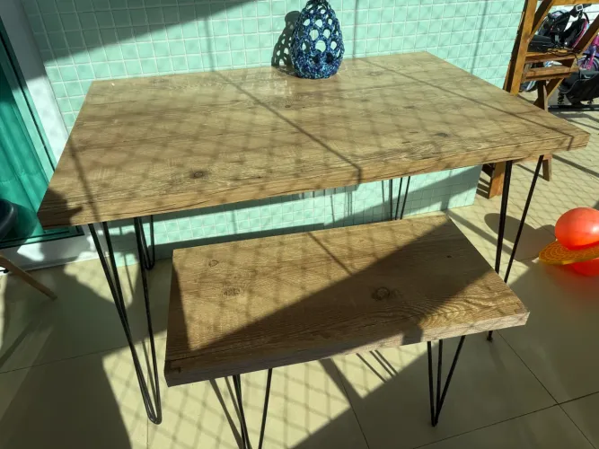 Mesa De Jantar Antiqua Industrial Pés Em Ferro Tampo Estilo Madeira com Banco