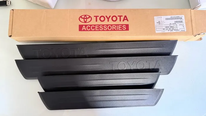 Jogo de Soleiras de Porta Original Toyota Hilux SW4 (Novo na Caixa)