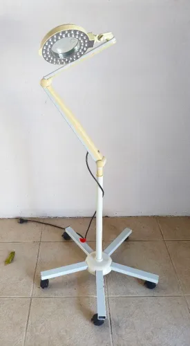 Luminária Lupa Led Estética profissional , com tripé articulado