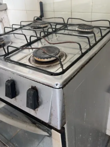 Fogão quatro bocas com forno quebrado 