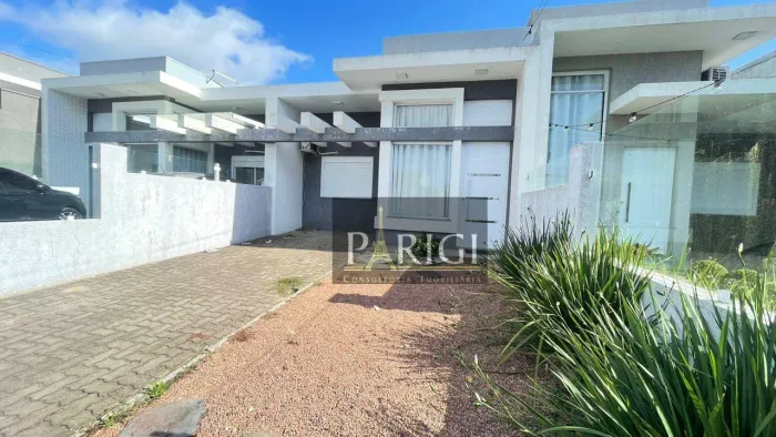 Casa Geminada com Suíte, Piscina e Móveis Planejados no Centro de Imbé