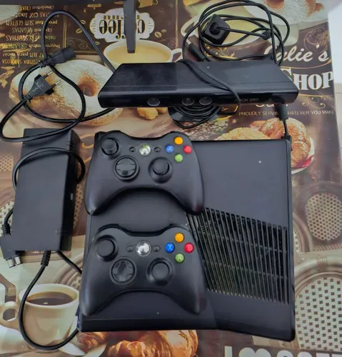 Xbox 360 + 2 controles + kinect + jogos, desbloqueado LTU