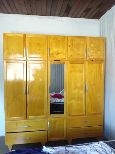 Guarda roupas em madeira
