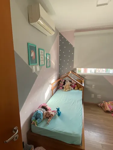 Vendo LINDA cama em madeira feijó com a bicama laqueada