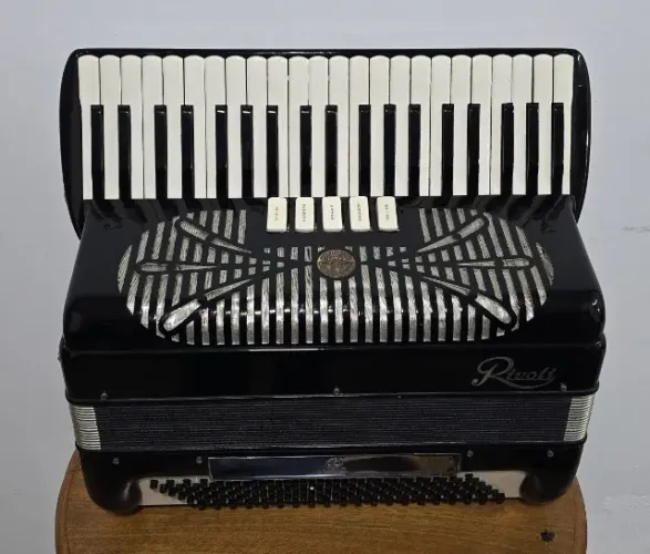 Acordeon Sonola Rivoli - 120 baixos - Terça de voz oitavada