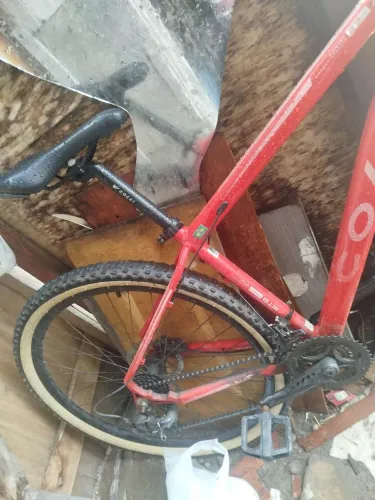  *, aro 29 na cor vermelha Marca do quadro e das peças Colli e freios hidráulicos...