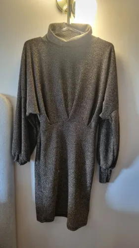 Vestido dourado com fenda nas costas e gola alta tam P