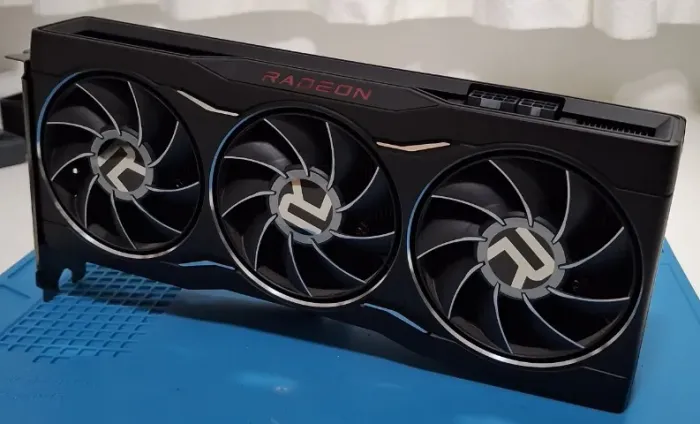 AMD Radeon RX 6750 XT / 6750XT XFX 12GB - Detalhe no LED