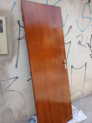 PORTA DE MADEIRA LISA DE QUARTO COM TRINCO, FECHADURA E CHAVE 