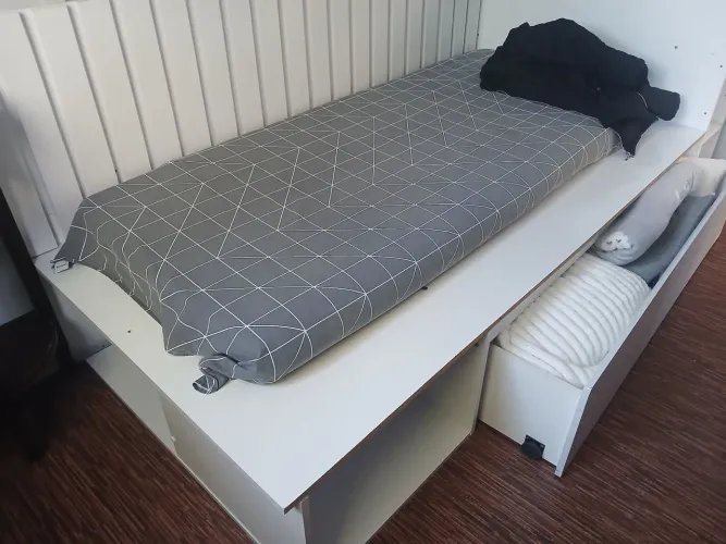 Cama de madeira de criança  