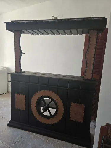 Bar vintage rústico é confeccionado em madeira maciça com acabamentos em couro tacheado.