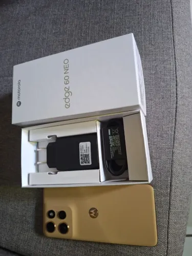 Celular Motorola nel 512 gb dourado 