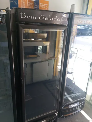 NZ. Cervejeira 570 L com desembaçador no vidro Gelopar