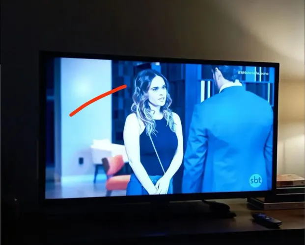 TV Samsung 39' (Não smart/pequeno detalhe na tela lado esquerdo).