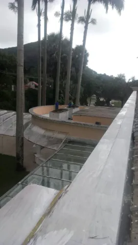 Empresa contrata impermeabilizador com experiência em serviços de pedreiro 