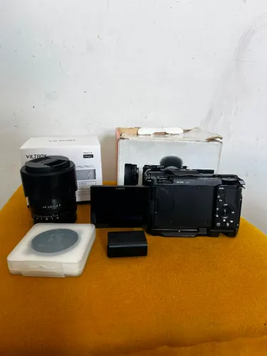 VENDO SONY ZV E10 + VILTROX 23mm 1.4