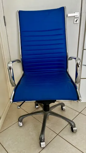 VENDO Cadeira de Escritório Azul Giratória - Confortável e em Ótimo Estado