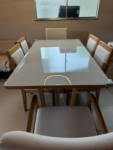 Mesa com cadeiras em madeira