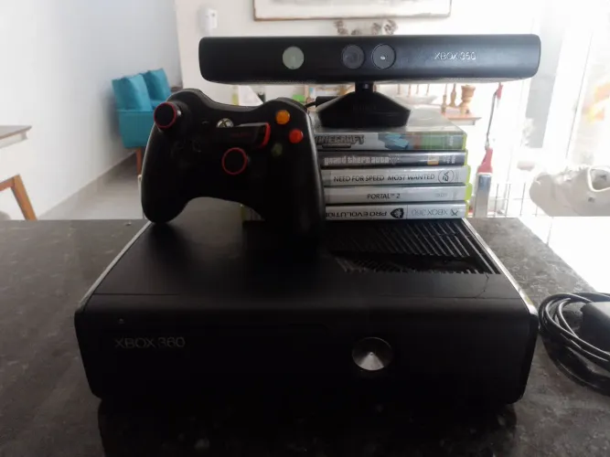 XBOX 360 SLIM com KINECT E CONTROLE ORIGINAL, COM 5 JOGOS