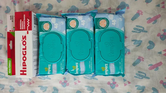 Três pacotes de lenço umedecido Pampers mais um Hipoglos 120g 