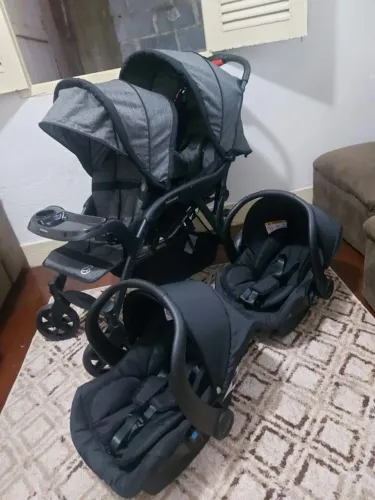 Carrinho e berço para gêmeos 