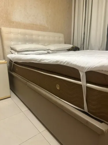 Cama queen com encosto, colchão e espuma nova