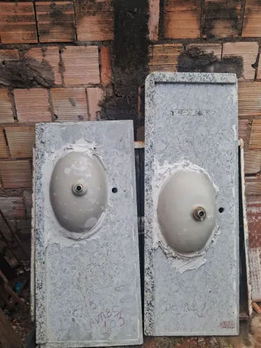 DUAS PIAS DE MÁRMORE