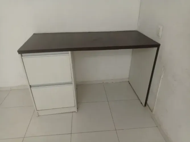 Escrivaninha com gavetas