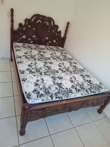 Cama de Maderia com colchão de Casal