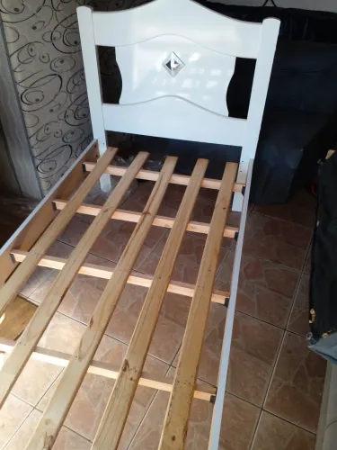 Cama solteiro branca , pouco uso exelente estado só retirar .