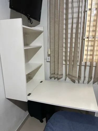 Mesa retrátil dobrável branca com armário e prateleiras - multifuncional