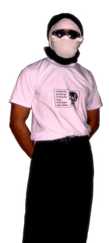 camiseta "existem pessoas vivendo nas minhas paredes"