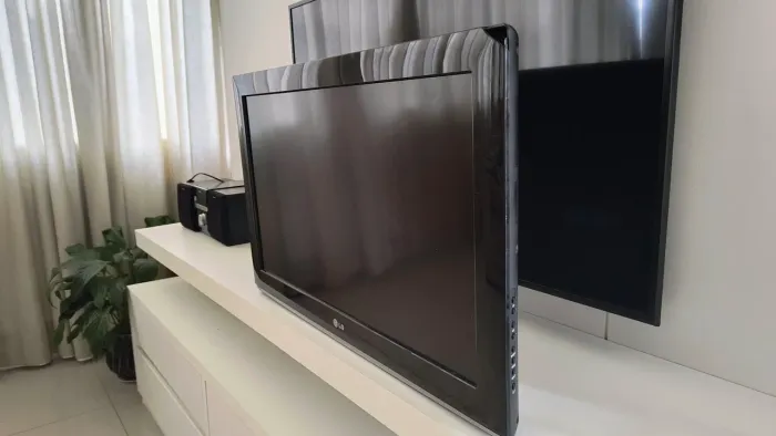 TV LG LCD 32" 32LD350 - Excelente funcionamento + Controle remoto