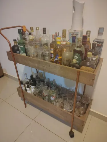 Bar com rodinhas para bebidas