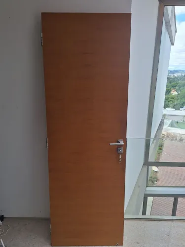Porta maciça madeira com fechadura