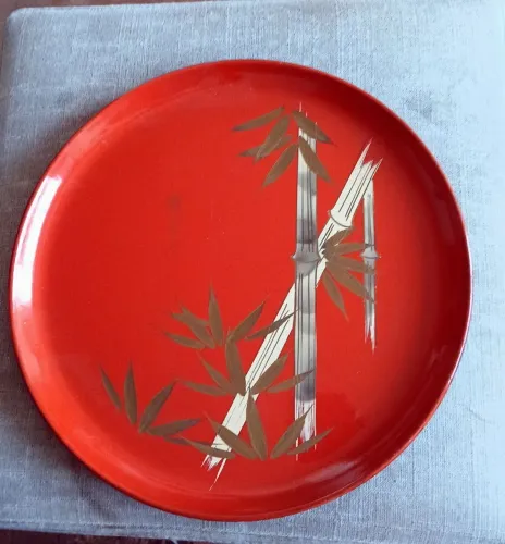Prato japonês decorativo de laca vermelha